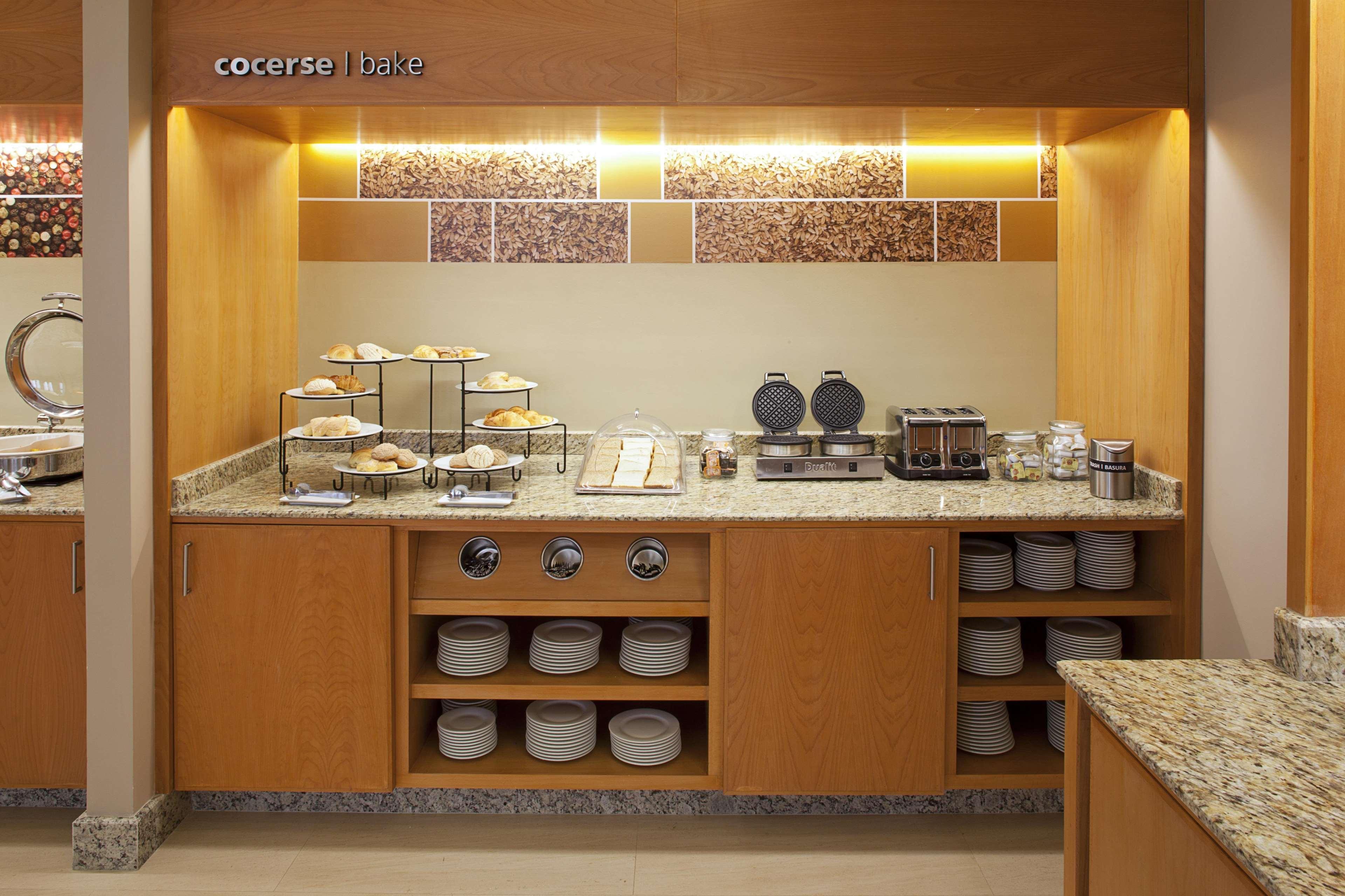 แฮมป์ตัน บาย ฮิลตัน ซิเลา-แอโรปวยร์โต บาคิโอ Hotel ภายนอก รูปภาพ