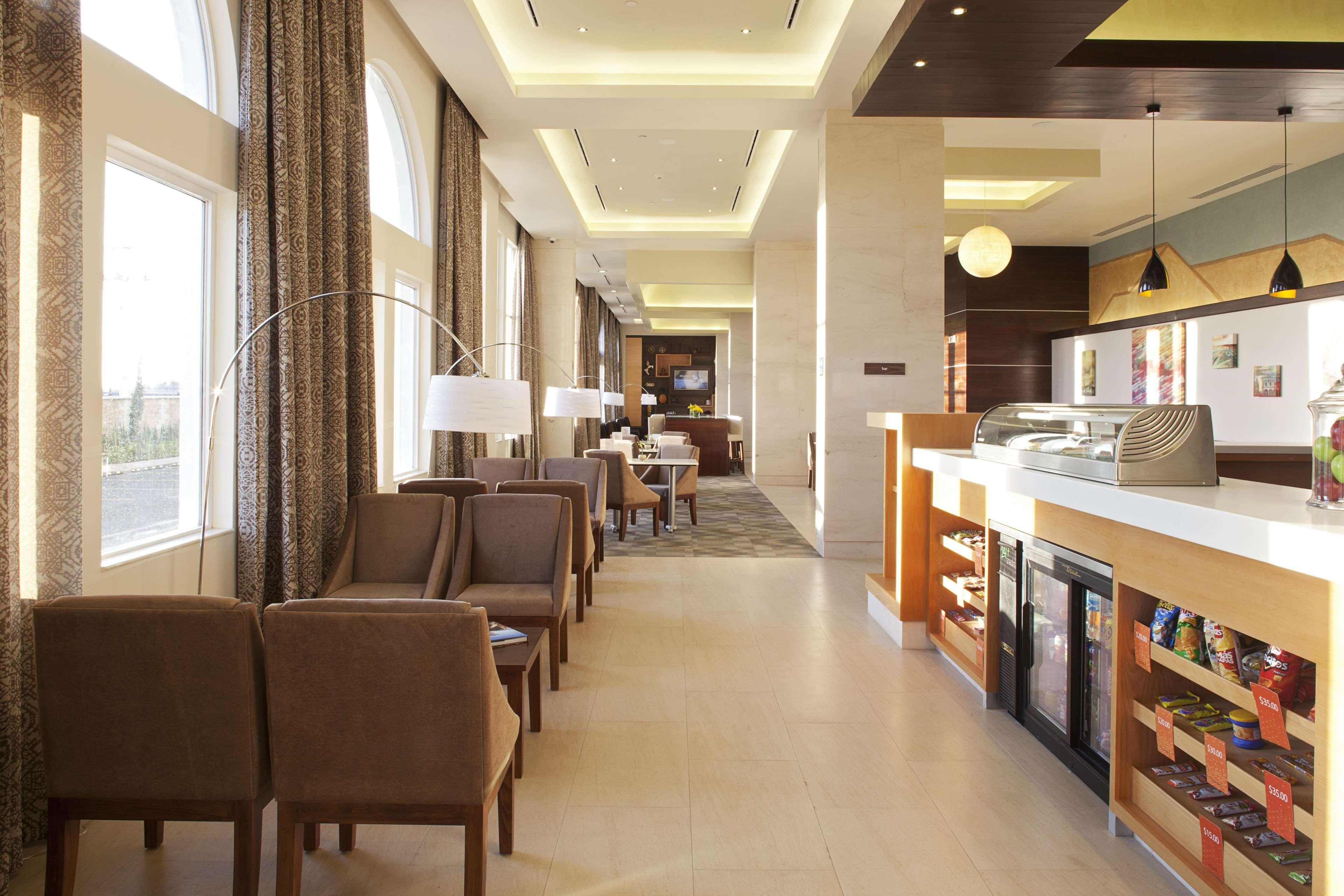 แฮมป์ตัน บาย ฮิลตัน ซิเลา-แอโรปวยร์โต บาคิโอ Hotel ภายนอก รูปภาพ