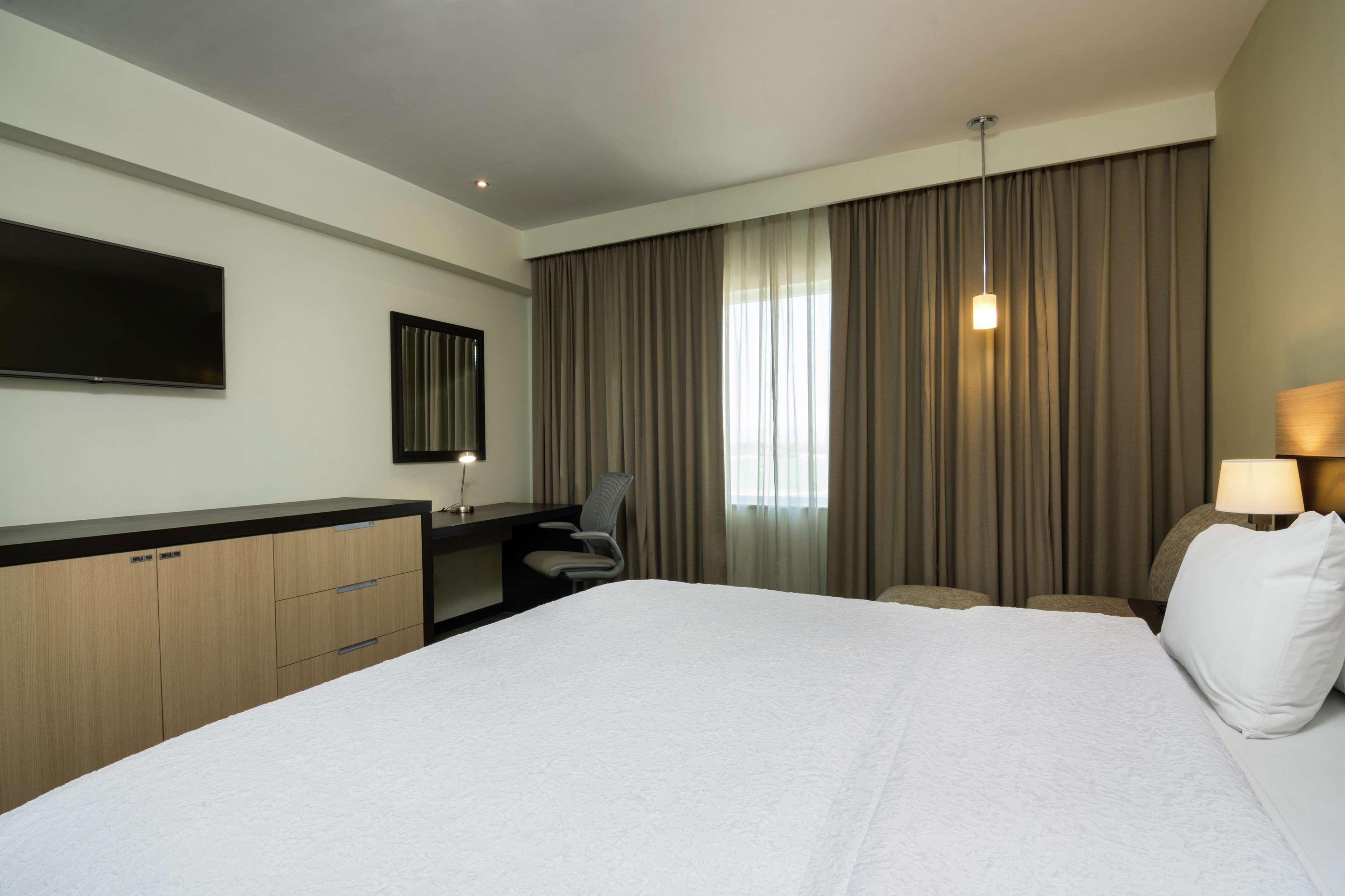 แฮมป์ตัน บาย ฮิลตัน ซิเลา-แอโรปวยร์โต บาคิโอ Hotel ภายนอก รูปภาพ