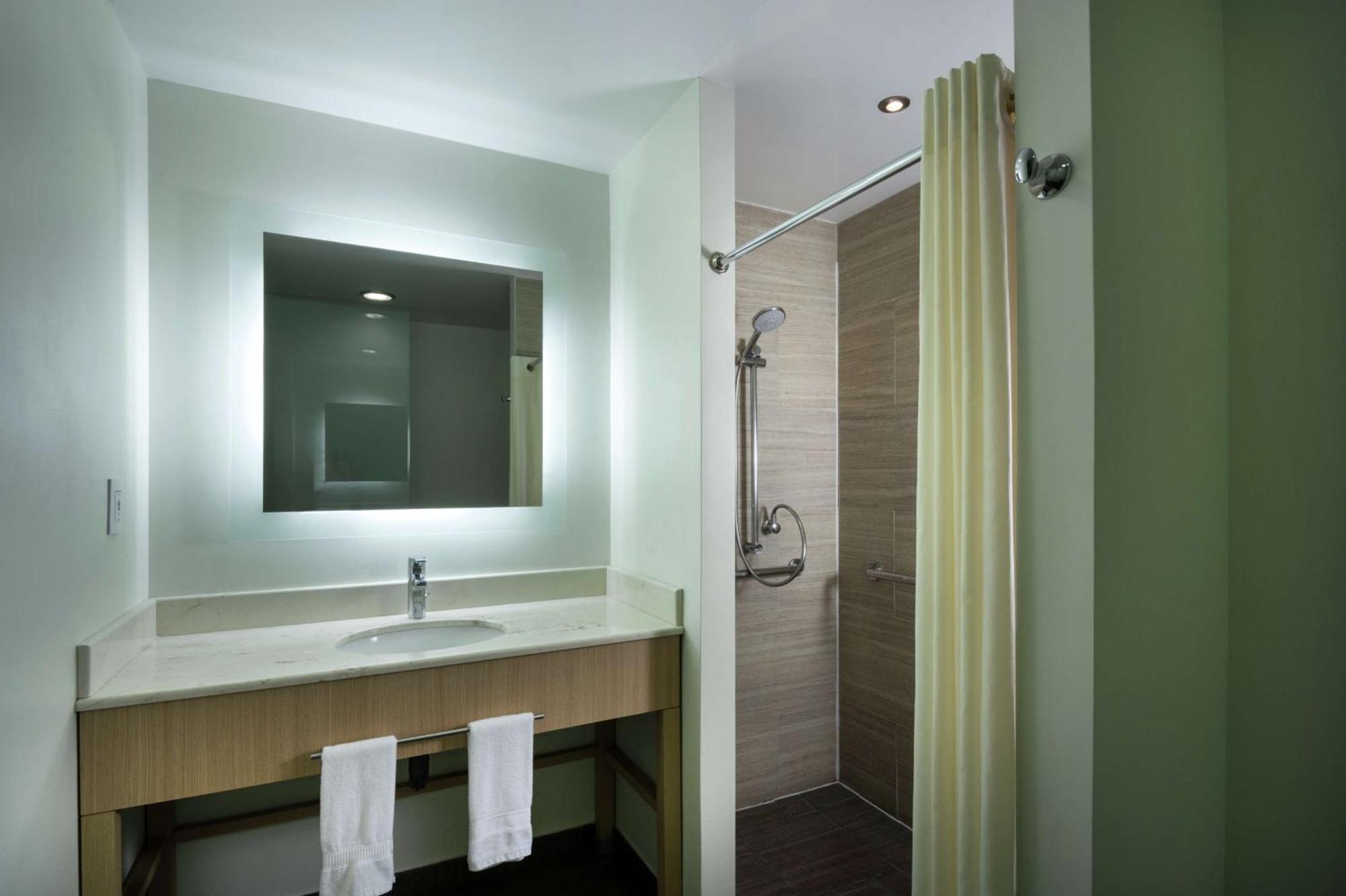 แฮมป์ตัน บาย ฮิลตัน ซิเลา-แอโรปวยร์โต บาคิโอ Hotel ภายนอก รูปภาพ