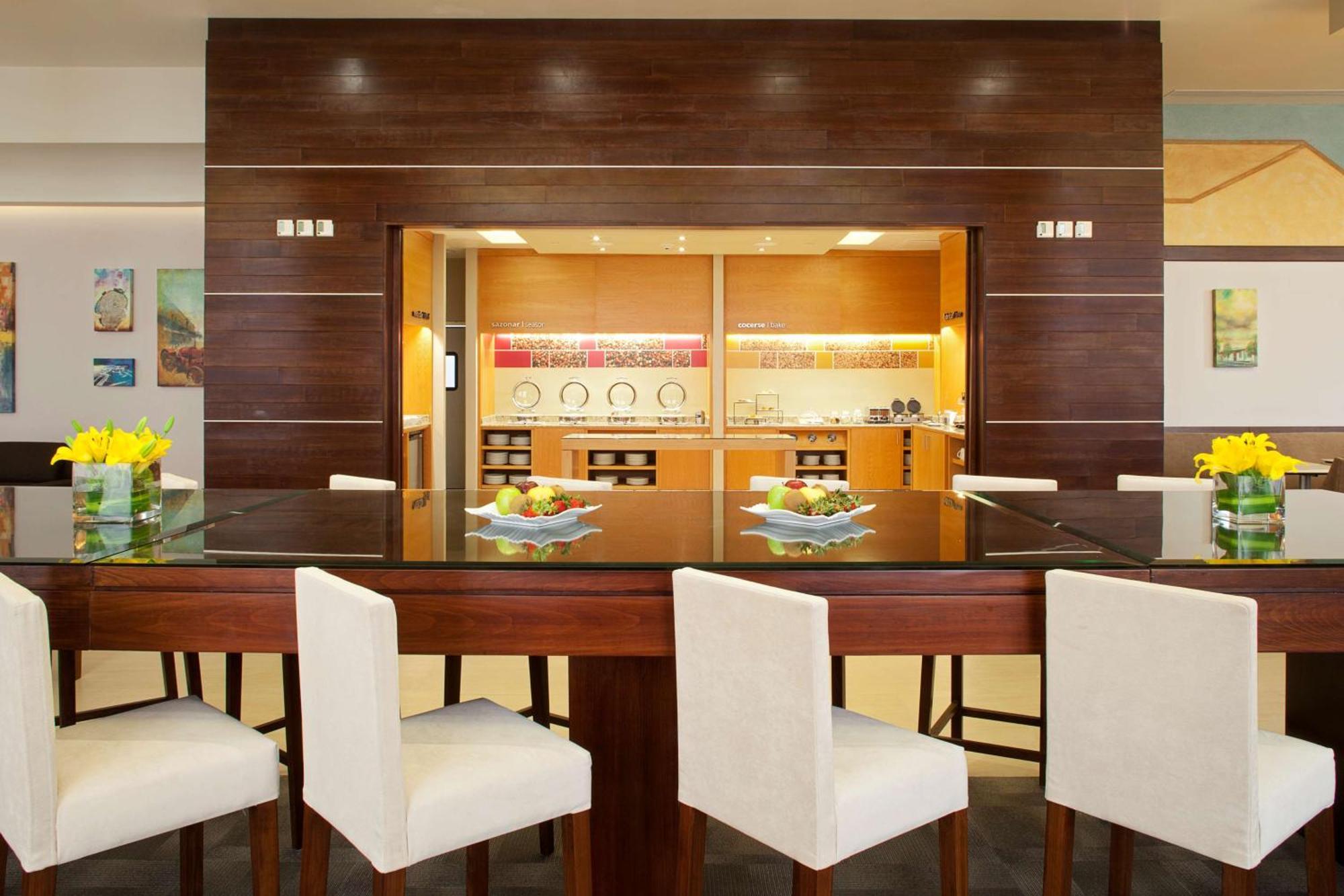 แฮมป์ตัน บาย ฮิลตัน ซิเลา-แอโรปวยร์โต บาคิโอ Hotel ภายนอก รูปภาพ